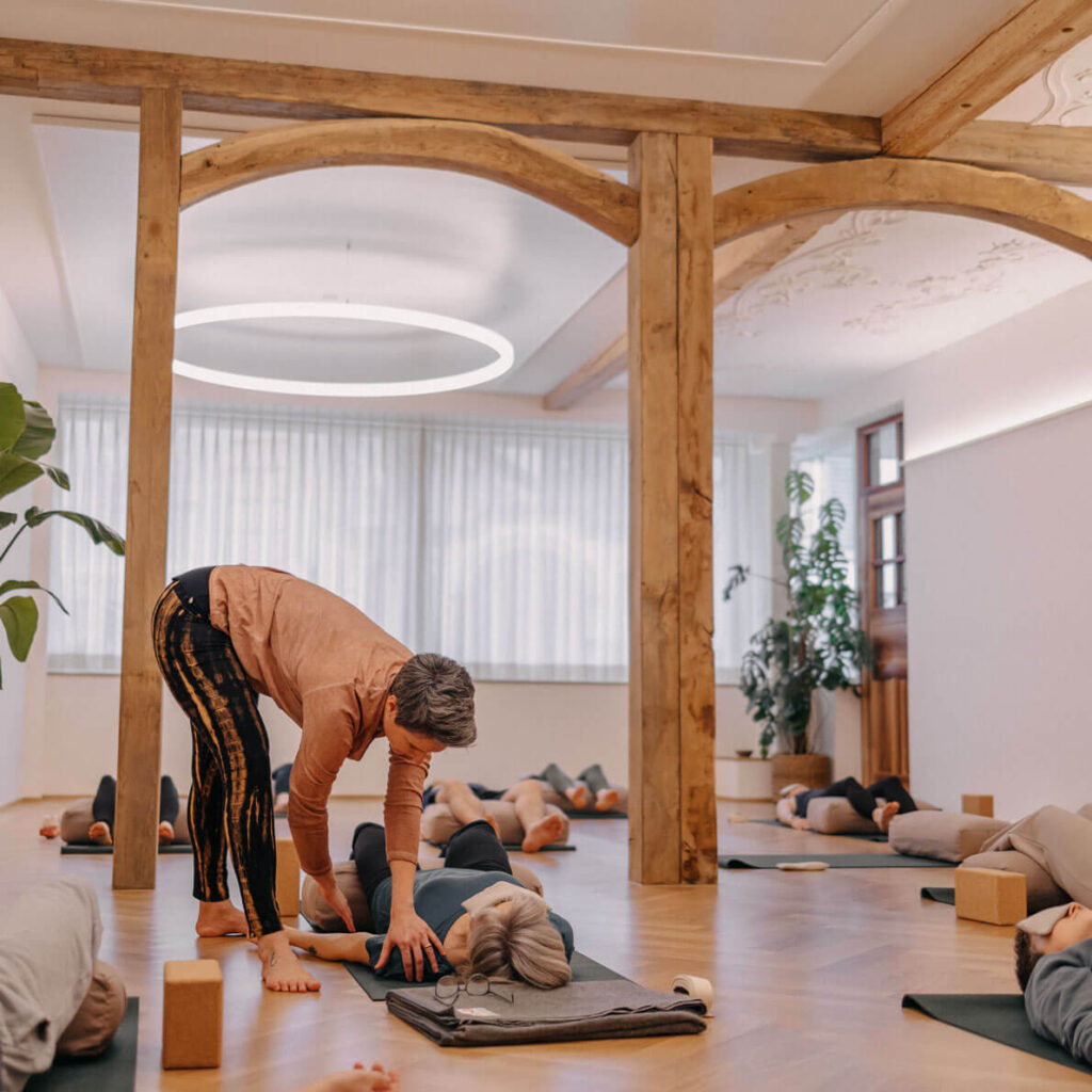 Yogastunde im Yogamarkt Bischofszell mit persönlicher Unterstützung in ruhiger Endentspannung